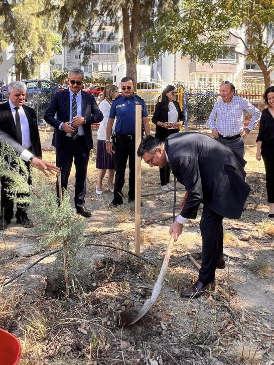 📍Duğrallar İlkokulu
 
2025-2026 Eğitim Öğretim yılı İlköğretim Haftası kutlamaları Karabağlar Kaymakamı Sn. Mehmet Özer, İlçe Milli Eğitim Müdürümüz Sn. Aydın Yüzbaşıoğlu, protokol üyeleri ve velilerimizin katılımlarıyla gerçekleştirildi.