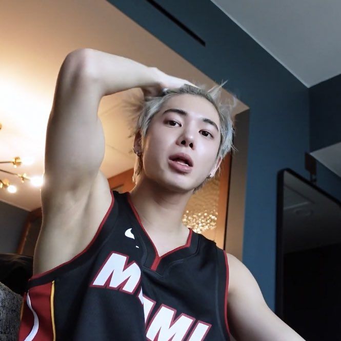 air di rumah habis, jadi ga bisa mandi. ada yang mau bersihin ketek tyun pake lidahnya? tyun baru pulang nguli btw.