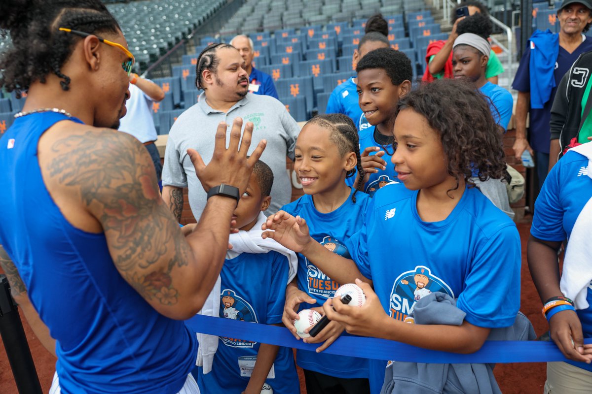 AmazinMetsFdn's tweet image. For his final Smile Tuesdays, @Lindor12BC, the @Mets’ Roberto Clemente Award nominee, welcomed youth from @PALNewYork! This summer, Francisco hosted 60 kids from our grantees: @SunriseAssn, @Elmcor, @Commonpoint_Qns &amp;amp; more, sharing dental hygiene tips and Amazin’ memories! 🦷🧡