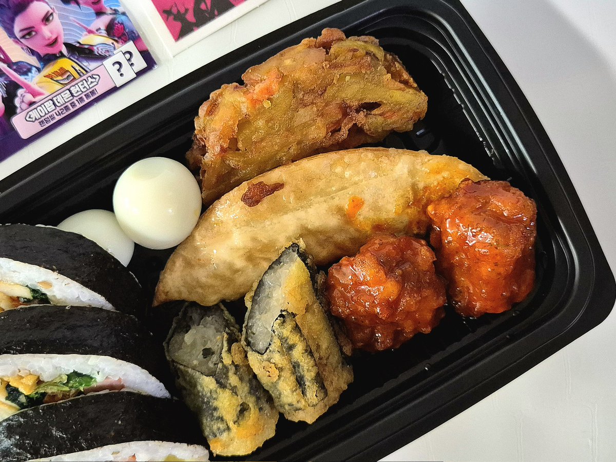 [#편의점신상 ] 케데헌 모둠 분식세트
케데헌과 GS25의 콜라보 신상!

3,400원에 김밥, 김말이, 닭강정, 만두, 튀김을 먹을 수 있는 가성비 신상입니다

다만 김말이와 만두는....
그래도 이정도면 꽤괜이라고 생각합니다.

그리고 케데헌 랜덤씰도 동봉됩니다 !

#케데헌 #케이팝데몬헌터스