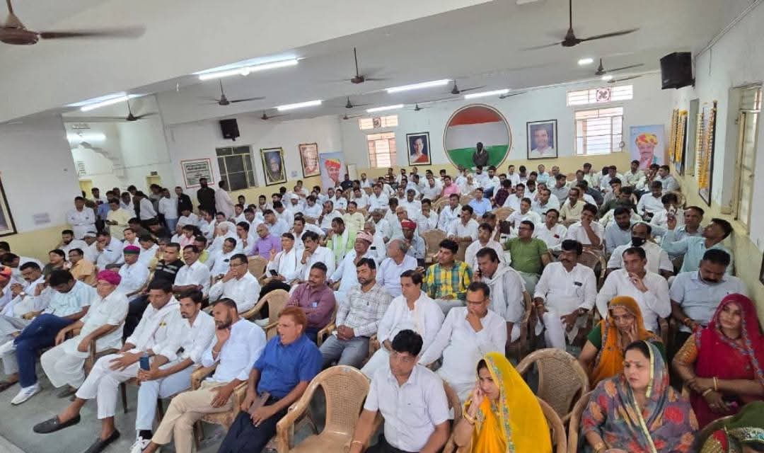 आज प्रदेश कांग्रेस मुख्यालय जयपुर में जयपुर जिला देहात की “वोट चोर गद्दी छोड़” हस्ताक्षर अभियान की महत्वपूर्ण बैठक में शामिल हुआ।
   इस अभियान के तहत लोकतंत्र एवं संविधान की रक्षा एवं वोट-चोरों को बेनक़ाब करने का काम किया जाएगा।
<a href="/INCRajasthan/">Rajasthan PCC</a>