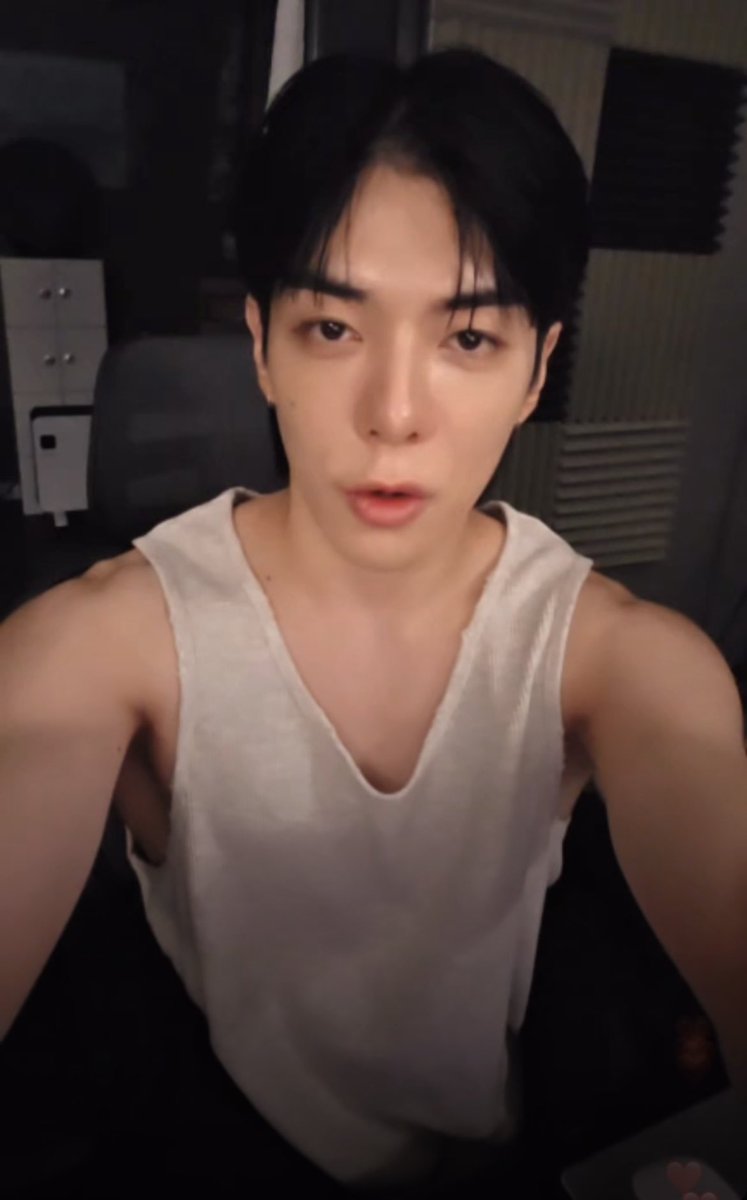 nano_ise's tweet photo. 민소매가 조은 거군아.....😋 https://t.co/l8PQzLSZ56