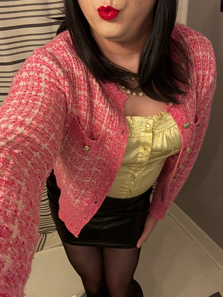 At the commands of Miss Shelby <a href="/sissyshelbykiss/">🎀🎀Sissy Shelby Kiss🎀🎀 $5 OF 🔞</a> I was to get ready and pose in the outfit of her choice