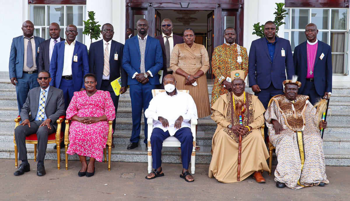 President Museveni met members of the Teso Rehabilitation Committee at State House Entebbe, where they submitted their report on cattle compensation. He welcomed the report as realistic, comprehensive, and transformative, and said it will be tabled in Cabinet
#ChimpReportsNews