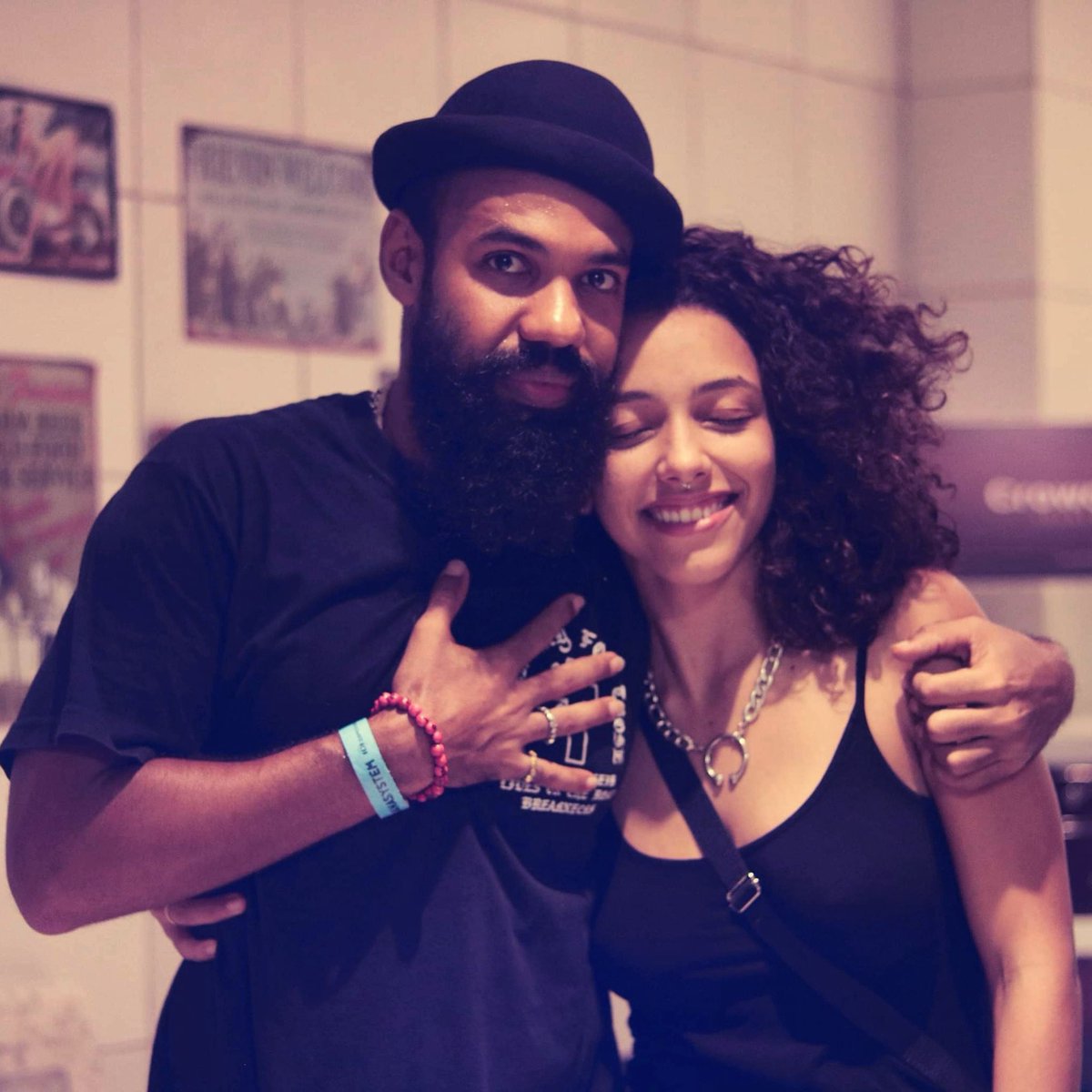 alicecarvalho's tweet photo. sao 7 anos de colaboração com performance e visuais. agora musical. 

russo é maluco. e por causa dele fui vista no telao do show e chamada prum teste em cangaço novo. o resto é história ❤️ https://t.co/RwtsinHhWE