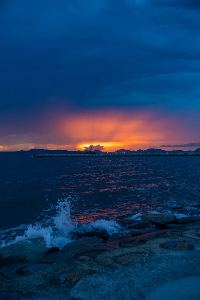 雨が降る前の焼野海岸

#みさんぽ
#焼野海岸
#きららビーチ
#夕焼け
#海がすき
#EOS 
#EOSR8
#my_eos_photo
#カメラ好き
#キリトリセカイ
#ファインダー越しの私の世界
#写真好きな人と繋がりたい
#写真撮ってる人と繋がりたい
#カメラ好きな人と繋がりたい