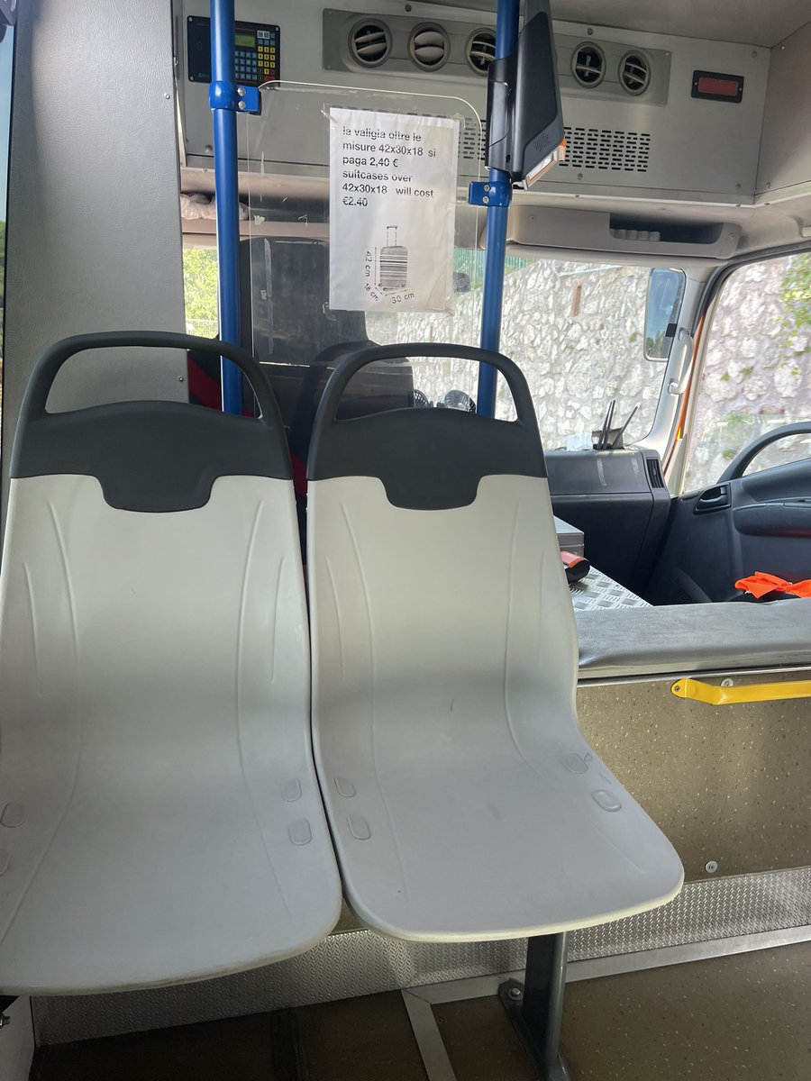 運転手さん､本当に時間通りに来てくれて、私が働いている店まで迎えに来てくれた。ありがとう、ガエターノ❤️と言うことで、今日もバス貸し切りです。