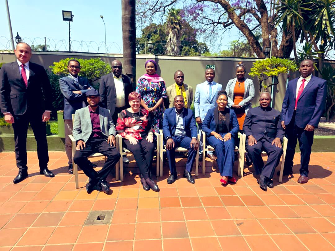 AUC_PAPS's tweet photo. Ongoing in Harare 🇿🇼 (15–20 Sept 2025): #AU Peace Support Operations Division (#PSOD), #AU Administration & Human Resources Management Directorate (#HRMD), #RECs/#RMs, #AU Police Strategic Support Group (#PSSG) & partners are developing a Selection Manual to guide the process for selecting Professional Police Staff (#PPS), Individual Police Officers (#IPOs), Formed Police Units (#FPUs) & Specialized Police Teams for deployment to current missions & the #ASF.
This manual will standardize procedures across #RECs/#RMs, ensuring transparency, efficiency & consistency in selecting police capabilities for #AU #PSOs. Another step towards a robust, rapid & credible #ASF.