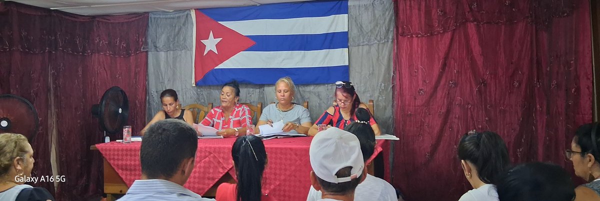 darena_ha's tweet photo. En el salón del gobierno #Sibanicú,presidido por Yuneisys Ramos Vázquez, Miembro del Buró Partido Provincial Camagüey y Yurisay Rodríguez Melo, Secretaria del PCC municipal, la reunión de consulta y discusión del Anteproyecto de Ley del Código de Trabajo #UnidosPorCuba https://t.co/aMykAEyTgl