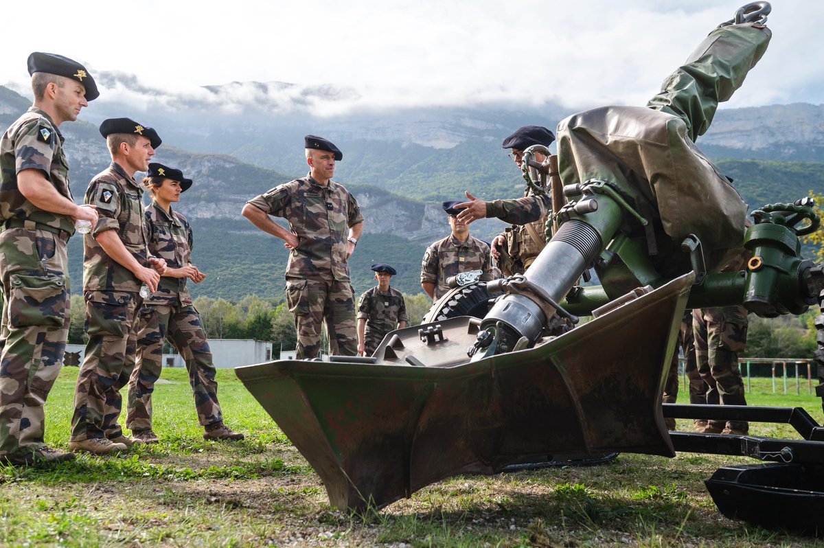 93eRAM's tweet image. Les 16 et 17 septembre, le général de la Bardonnie, commandant @27bim , nous a fait l’honneur de sa présence. Deux journées riches en échanges ponctuées en partie par une visite des infrastructures, une présentation de nos moyens opérationnels et une adresse à nos artilleurs.
