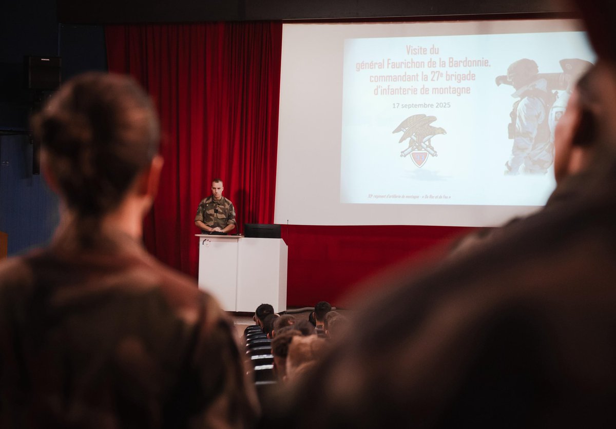 93eRAM's tweet image. Les 16 et 17 septembre, le général de la Bardonnie, commandant @27bim , nous a fait l’honneur de sa présence. Deux journées riches en échanges ponctuées en partie par une visite des infrastructures, une présentation de nos moyens opérationnels et une adresse à nos artilleurs.