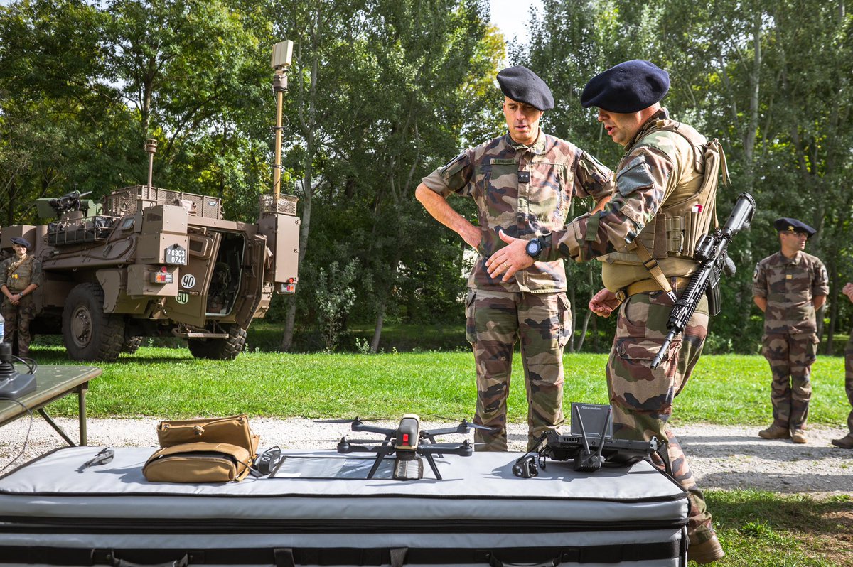 93eRAM's tweet image. Les 16 et 17 septembre, le général de la Bardonnie, commandant @27bim , nous a fait l’honneur de sa présence. Deux journées riches en échanges ponctuées en partie par une visite des infrastructures, une présentation de nos moyens opérationnels et une adresse à nos artilleurs.