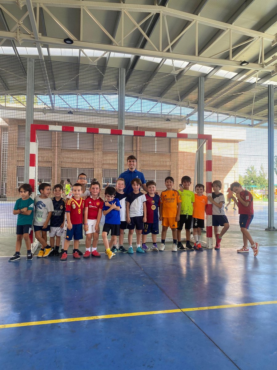 📢 ¡Ya hemos empezado! Primeros entrenamientos. Hay que ponerse a tope para empezar la temporada. Goles, canastas, estiramientos, pases, saltos, burpee... Mucha ilusión y muchas ganas 💪🏻💪🏻
#SomosMaristas 💜💜💜