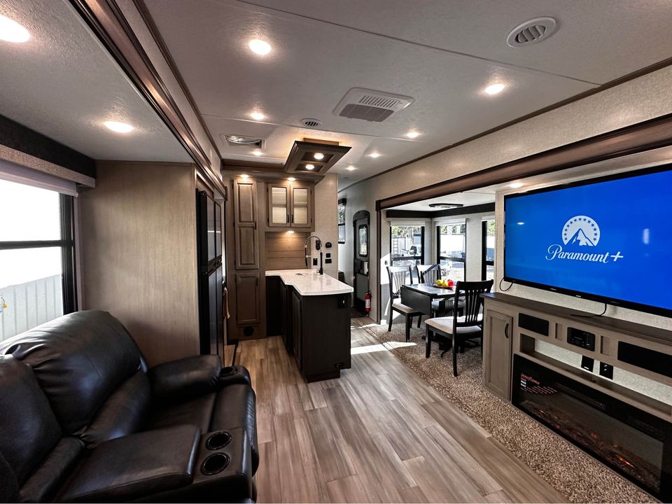 rvsupershows's tweet photo. Stretching an impressive 42 feet from tip to toe, the Coachmen Chaparral 373MBRB brings comfort on the road with 3 spacious bedrooms and 2 full baths—your home away from home!
-
-
-
#rv #rvlife #coachmenrv #roadtrip #wenrv #travel #luxuryrv #newrv #rvfifthwheel #homeonwheels https://t.co/32kyHy1n0K