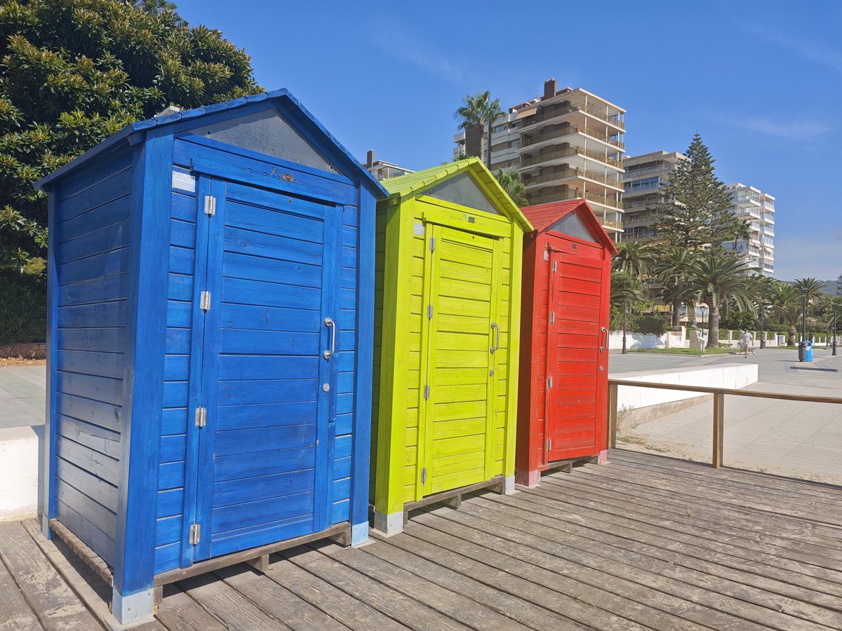 KatySnchez's tweet photo. Casetas de colores #casetas #playa #Benicasim #hacerfotos https://t.co/8HoDO9BpdO