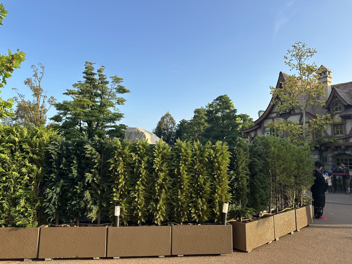 そういやベルの村に謎の囲いできてたのだけれど、これいつからあったんだろ、あとここなんかあったっけ、最初遠目に見た時ガストン噴水囲われてるのと思ってたんだけど違かった