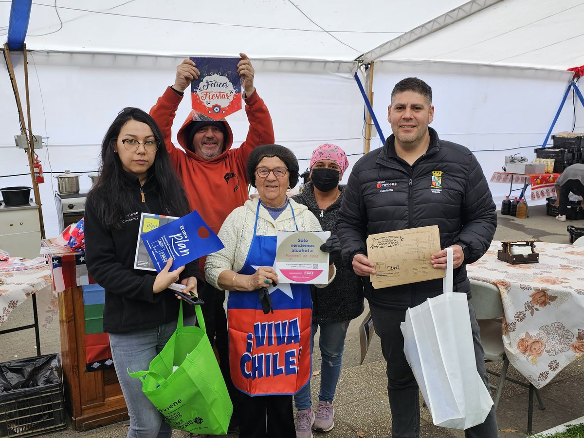 sendacoelemu's tweet photo. 🎉🇨🇱 En la Plaza Cívica de Coelemu, SENDA Previene estuvo presente en la Fiesta de la Chilenidad, entregando información preventiva a los locales y vecinos.
Con la campaña “El Otro Plan”, recordamos que en estas fiestas hay muchos planes, pero el más importante es cuidarse. 💚 https://t.co/6WPPe6QvTt