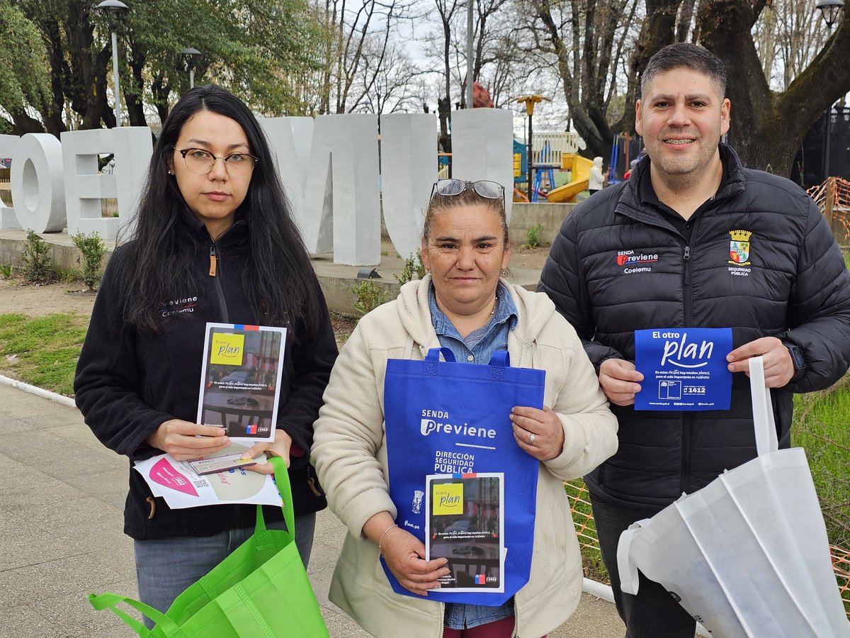 sendacoelemu's tweet photo. 🎉🇨🇱 En la Plaza Cívica de Coelemu, SENDA Previene estuvo presente en la Fiesta de la Chilenidad, entregando información preventiva a los locales y vecinos.
Con la campaña “El Otro Plan”, recordamos que en estas fiestas hay muchos planes, pero el más importante es cuidarse. 💚 https://t.co/6WPPe6QvTt