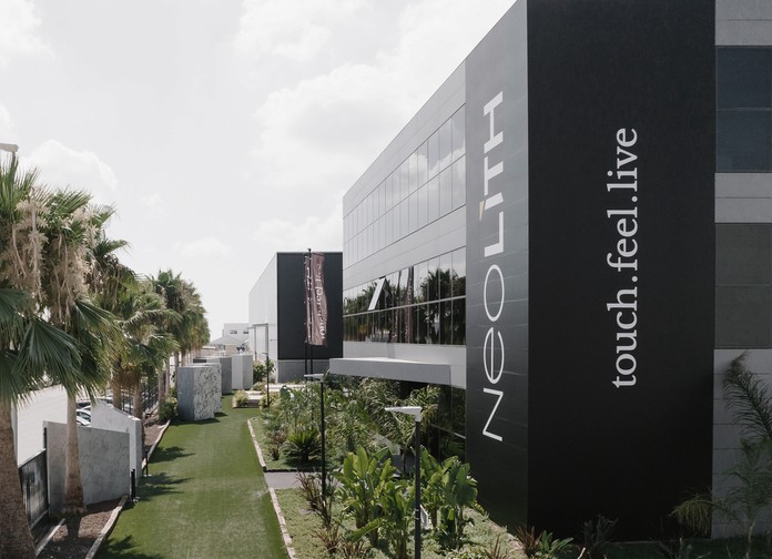 TechnologyDesi2's tweet image. Neolith continues to strengthen its position as a benchmark in high-performance architectural materials. #technologydesigner 
technologydesigner.com/2025/09/09/neo…