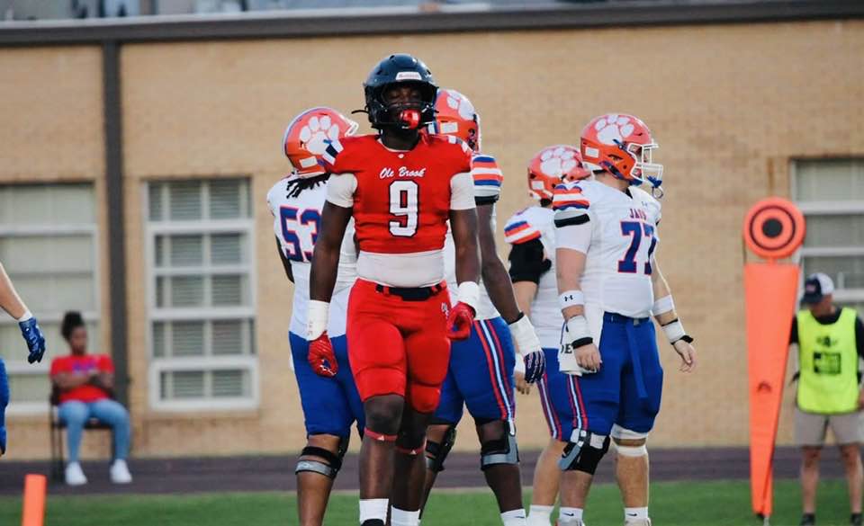 Rebels247's tweet image. VIP: Top247 edge Derwin Fields has Ole Miss visit on his docket when Rebels host LSU. More inside...
247sports.com/college/ole-mi…
#OleMiss #HottyToddy