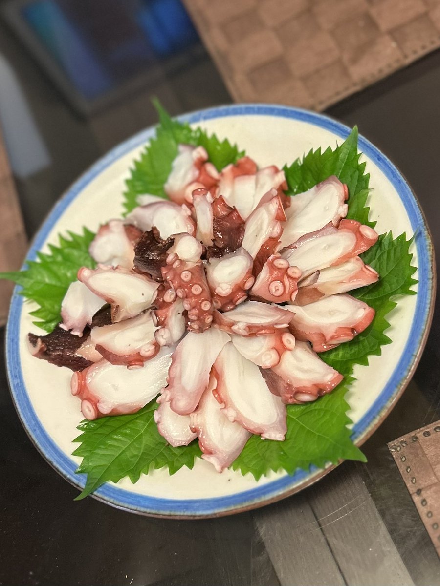 muranakaivick's tweet image. たこ焼きのためにタコを買いに行ったら、丸ごと一杯が安かったので購入。
結果 、たこ焼き AND タコ刺しの贅沢ディナー。
主役もタコ、脇役もタコ。タコ祭り開催。

#おうちごはん #晩酌 #たこ