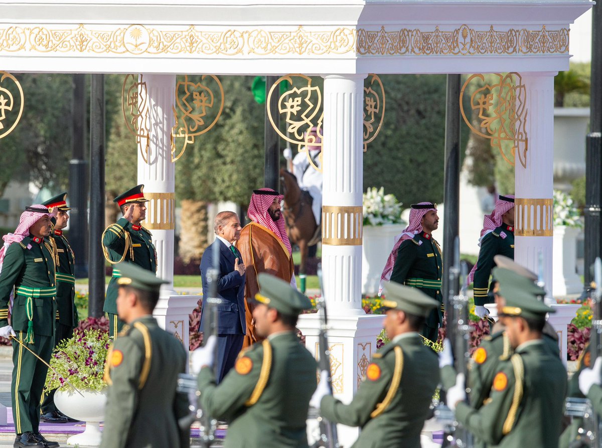 عاجل..

 #ولي_العهد يستقبل في الديوان الملكي بقصر اليمامة رئيس وزراء جمهورية باكستان الإسلامية، ويقيم مراسم استقبال رسمية لدولته.

-