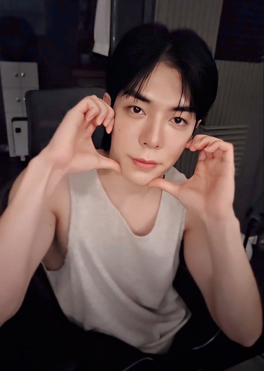 jjaehobboo's tweet photo. 예뽀니야 볼하트 천재 김재호🖤 https://t.co/qNfXc1olL9