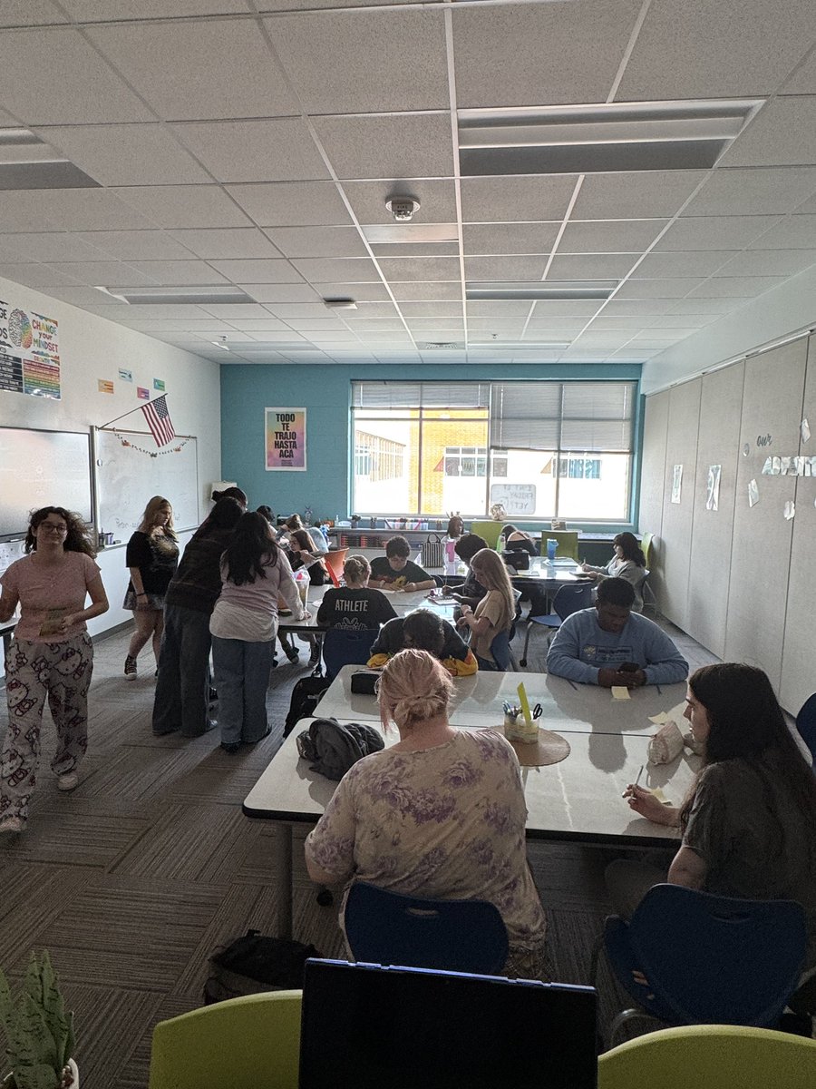 ERadichi's tweet photo. The first meeting of the Free Drawing Club today is on fire! So many new faces and so many creative minds together in one single place is amazing! 
So happy to be the Sponsor of such an amazing group! 
#wshs @WillowSpringHS #freedrawingclub #highschoolclub https://t.co/2sdiYNq5Fo