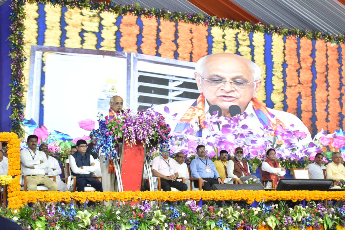 આજરોજ વાલકેશ્વર મંદિર,સરસ્વતી નદી નજીક સિદ્ધપુર ખાતે "માતૃશ્રી હીરાબા સરોવર" લોકાર્પણ કાર્યક્રમ માનનીય મુખ્યમંત્રી શ્રી ભુપેન્દ્રભાઈ પટેલ ની પ્રેરક ઉપસ્થિતિમાં યોજાયો માન. મંત્રીશ્રી બળવંત સિંહ રાજપૂત,માન. મંત્રીશ્રી કુંવરજી બાવાળીયા અને માન. મંત્રીશ્રી મુળુભાઈ બેરા ઉપસ્થિત રહ્યા