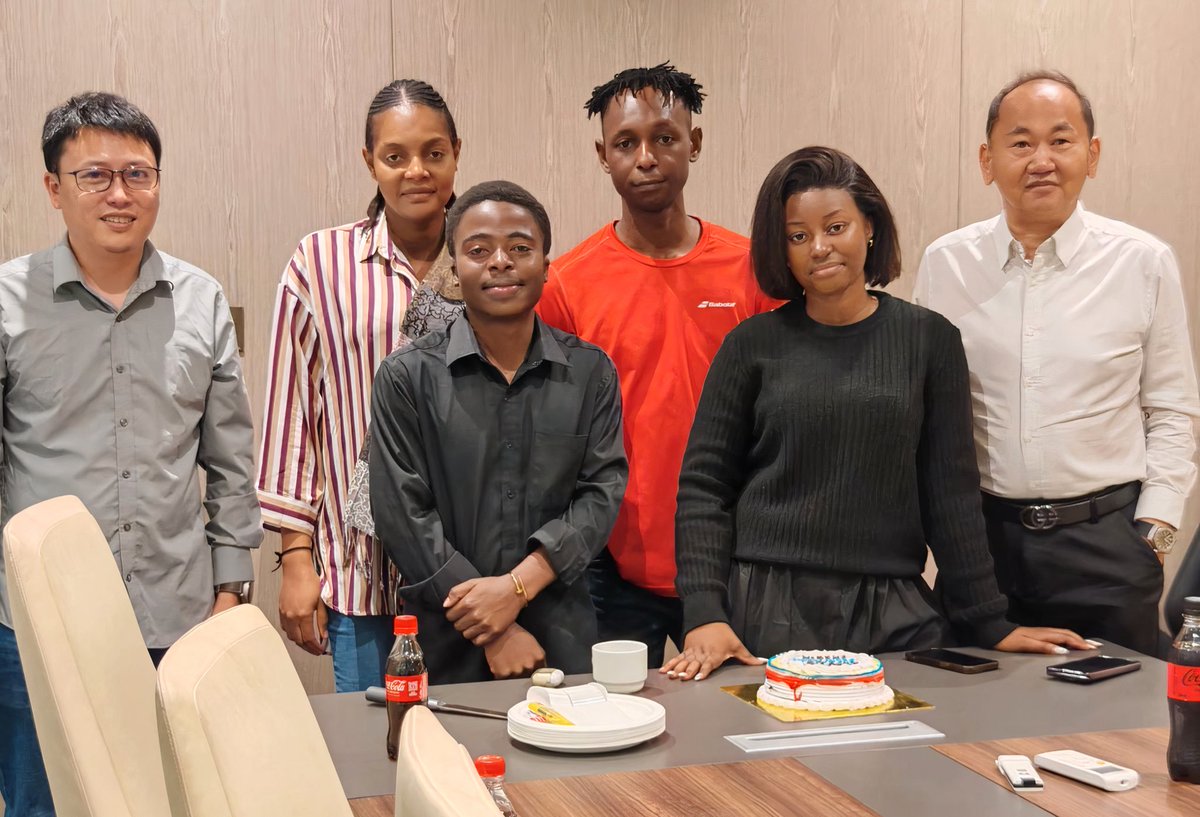 Moderncons01's tweet image. Modern Construction Bureau Architecture
Intérieur félicite chaleureusement la fin de votre stage!
Bravo à ces futurs designers
congolais. Nous vous souhaitons plein de succès pour la suite de votre parcours et prenez bien soin de vous !
#ArchitectureModerne #DéveloppementRDC