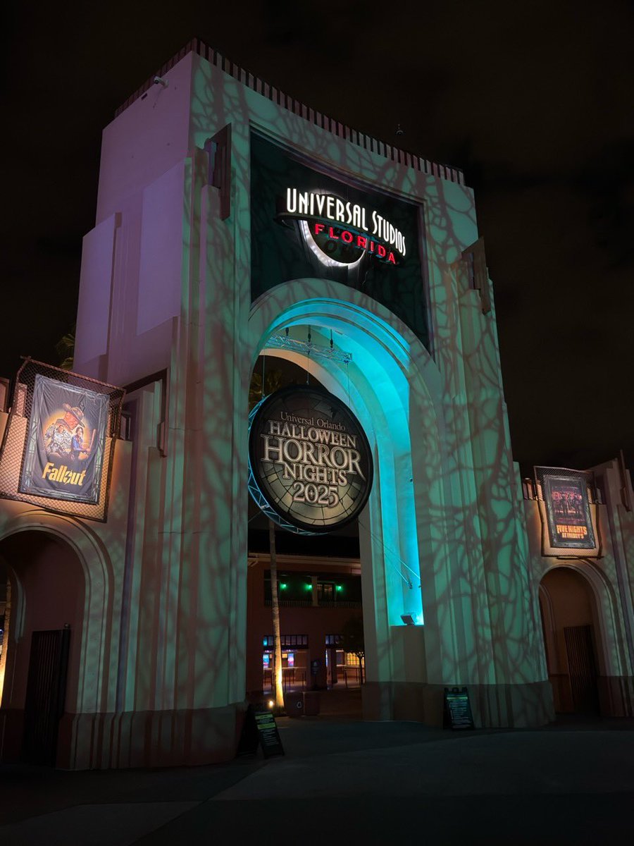 SlasherRadio's tweet photo. Cass is catching the SCREAMS at @UniversalPics Halloween @HorrorNights 😱
Stay tuned to #SlasherRadio🔪 for #UniversalHHN coverage!
Photos by @MakeupxMistress https://t.co/kM3u9l5hDF