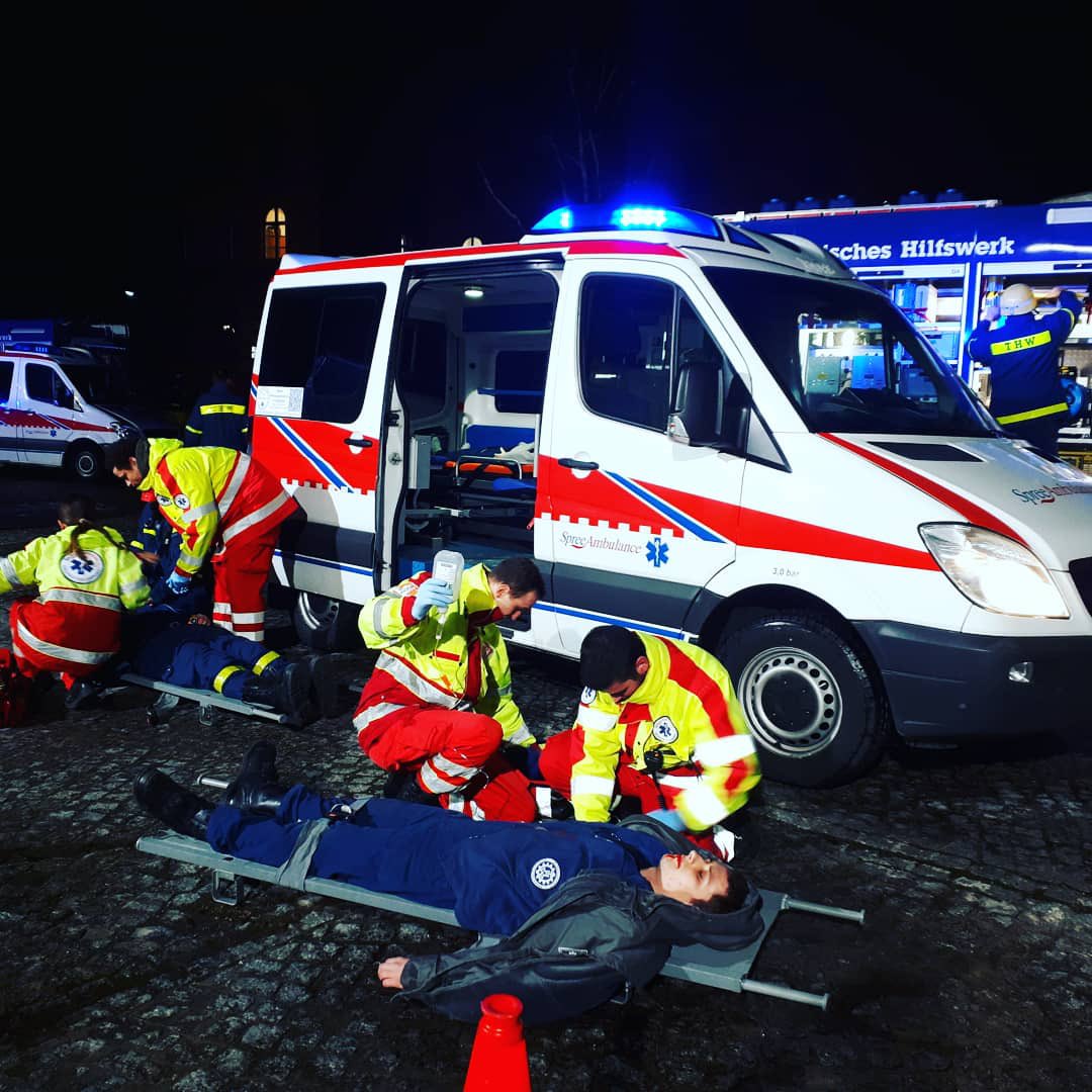 SpreeAmbulance's tweet photo. Heute ist Welttag der Patientensicherheit 🩺

Spree-Ambulance setzt auf Qualität: 🚑 Fahrzeuge nach DIN EN 1789 👩‍⚕️ Betreuung durch qualifizierte Rettungssanitäter 🎓 Ausbildung & Schulungen 🤝 täglich bis zu 800 Transporte gemeinsam mit der Berliner Krankentransportleitstelle (BKL).

#Patientensicherheit #Berlin #Rettungsdienst