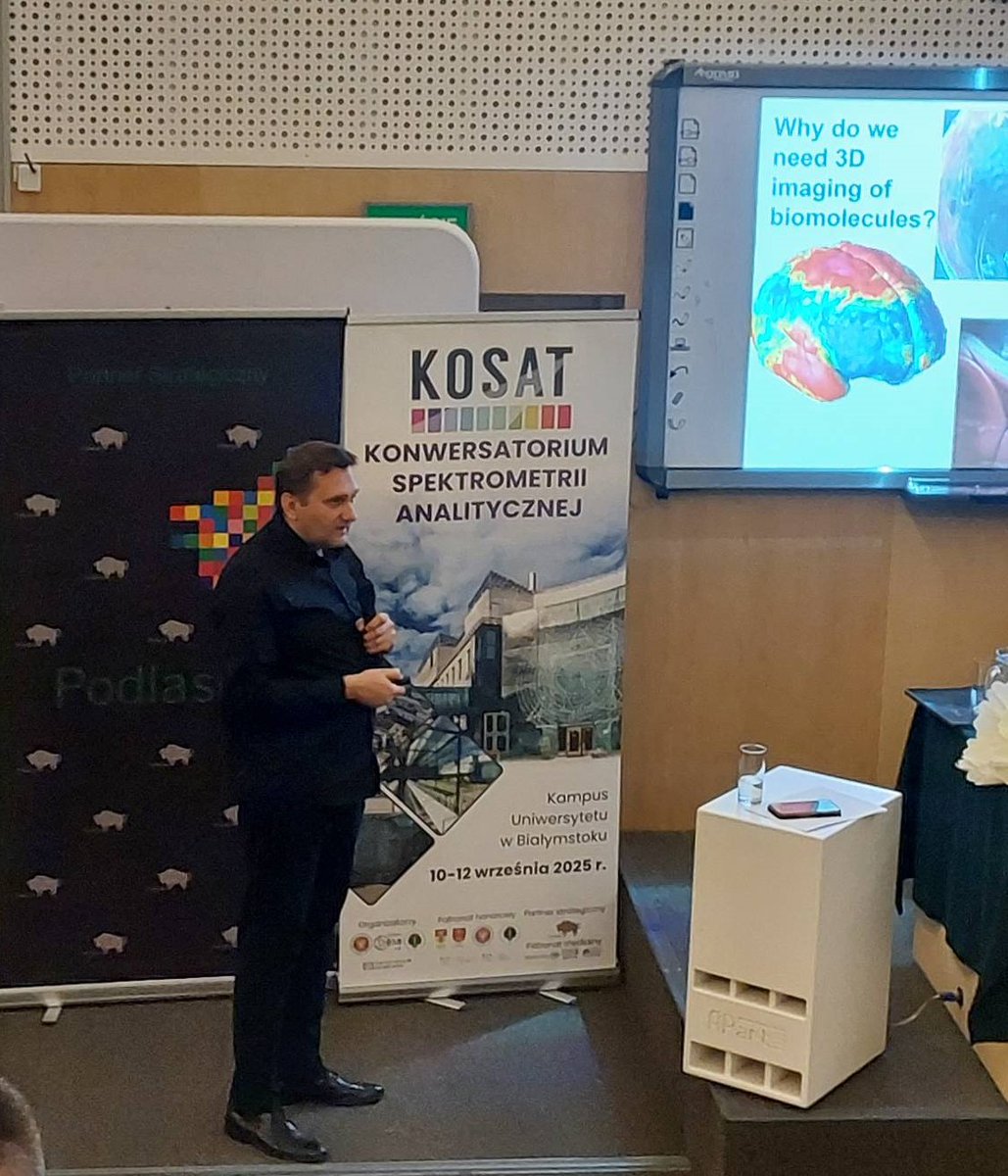PolyTechnicLab's tweet photo. W dniach 10–12 września 2025 r. na Kampusie Uniwersytetu w Białymstoku odbyło się Konwersatorium Spektrometrii Analitycznej, jedno z najważniejszych wydarzeń naukowych w Polsce dedykowanych nowoczesnym technikom spektrometrycznym.

Podczas konferencji prof. dr hab. inż. Tomasz Ruman, lider zespołu PolyTechnicLab, wygłosił wykład pt. „Obrazowanie spektrometrią mas obiektów biologicznych w dwóch i trzech wymiarach”. Prezentacja dotyczyła autorskiej technologii LARAPPI/CI MSI (Laser Ablation Remote Atmospheric Pressure Photoionization/Chemical Ionization Mass Spectrometry Imaging) umożliwiającej bezpośrednie obrazowanie 2D i 3D metabolitów oraz innych związków chemicznych w tkankach ludzkich, roślinnych i mikrobiologicznych.

Technika opracowana w naszym zespole pozwala na analizę obiektów biologicznych bez konieczności skomplikowanej preparatyki i w warunkach ciśnienia atmosferycznego, co otwiera nowe perspektywy w badaniach biomedycznych i środowiskowych.

Wystąpienie spotkało się z dużym zainteresowaniem uczestników konferencji, podkreślając innowacyjny charakter prowadzonych badań.

Badania były realizowane w ramach projektu SONATA BIS 12 (nr 2022/46/E/ST4/00016) finansowanego przez @NCN_PL @PolitechnikaRz 

#PolyTechnicLab #KOSAT #massspectrometryimaging #3DMSI #MSI #IMS #obrazowaniespektrometriamas #science #obrazowanie3D #SpektrometriaMas #BadaniaNaukowe #NoweOdkrycia #Innowacje