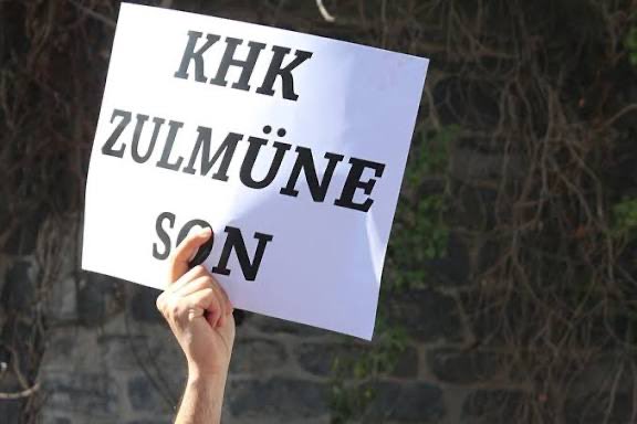 KHK’lı vatandaşlarımızın sesi olmak için var gücümüzle çalışıyoruz.

Bize destek olmak ve sesinizi duyurmamıza yardımcı olmak için, yorumlarda kendi hikayenizi paylaşın.