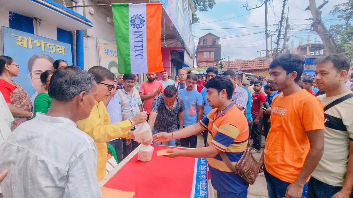INTTUC WestBengal (@inttucwb1) on Twitter photo আজ বনগাঁ সাংগঠনিক জেলা INTTUC র উদ্যোগে শ্রী শ্রী বিশ্বকর্মা পূজা উপলক্ষে প্রায় ২০০০ শ্রমিকবন্ধুদের দুর্গাপুজোর বোনাস প্রদান কর্মসূচি।
<a href="/MamataOfficial/">Mamata Banerjee</a> <a href="/abhishekaitc/">Abhishek Banerjee</a> <a href="/AITCofficial/">All India Trinamool Congress</a> <a href="/RitabrataBanerj/">Ritabrata Banerjee</a> <a href="/Narayan11452090/">Narayan ghosh</a> আজ বনগাঁ সাংগঠনিক জেলা INTTUC র উদ্যোগে শ্রী শ্রী বিশ্বকর্মা পূজা উপলক্ষে প্রায় ২০০০ শ্রমিকবন্ধুদের দুর্গাপুজোর বোনাস প্রদান কর্মসূচি।
<a href="/MamataOfficial/">Mamata Banerjee</a> <a href="/abhishekaitc/">Abhishek Banerjee</a> <a href="/AITCofficial/">All India Trinamool Congress</a> <a href="/RitabrataBanerj/">Ritabrata Banerjee</a> <a href="/Narayan11452090/">Narayan ghosh</a>