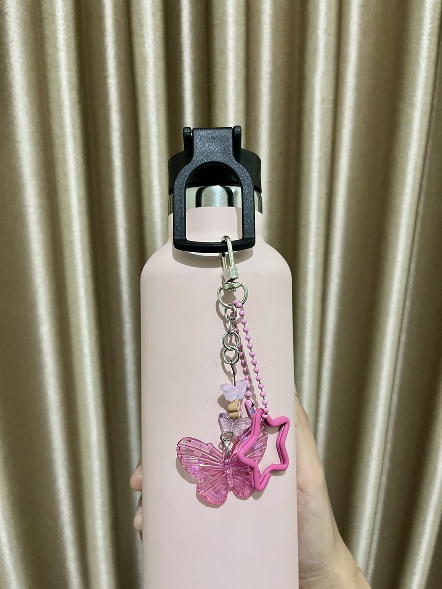 fridaakasih's tweet photo. sells — open po 2 in 1 keychain

haloww~ akuu open po keychain lucukk nii bisa 2 in 1 kalian jadiin keychain/phone hook, selama masa preorder harga only 18k/pcs yaw, komen aja usn kalian nanti akuu taggg 🤍 @ fridaakasih https://t.co/HBBLn1uWaa