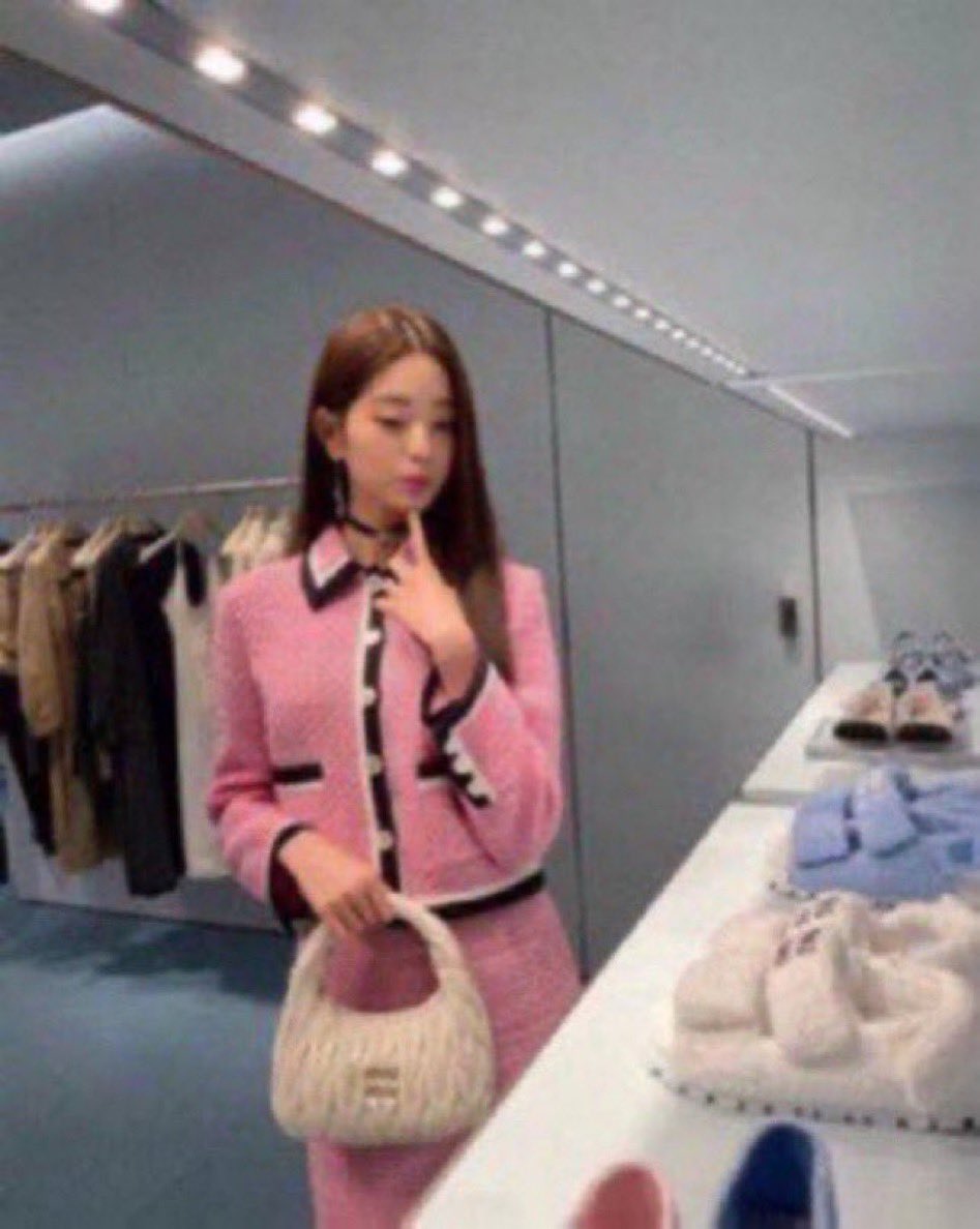 I want collector clawdeen doll with ankle length pin straight blonde hair