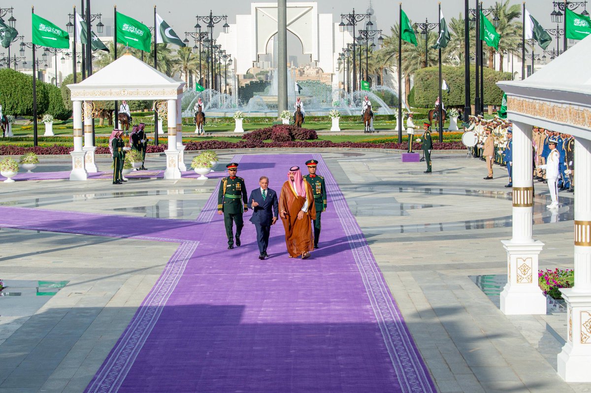 Saudi_Gazette's tweet image. #PICTURES: Crown Prince Mohammed bin Salman receives Pakistan’s Prime Minister Shehbaz Sharif at Al-Yamamah Palace in Riyadh and holds an official reception ceremony in his honor