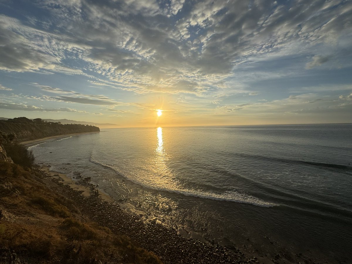 Sunrises at Point Dume in Malibu #cawx are just as incredible as sunsets. Moisture from the remnants of Tropical Cyclone Mario were bringing an incredible display to the Southern California skies this morning.