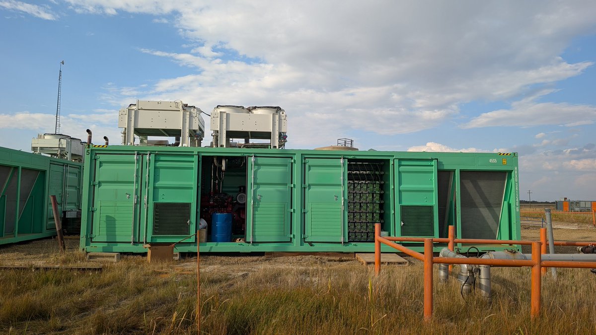 BitgasPower's tweet image. The best combination:Gas 2x 250kw Genset+90 x S21e hydro Bitcoin miner.All in one, in Alberta now