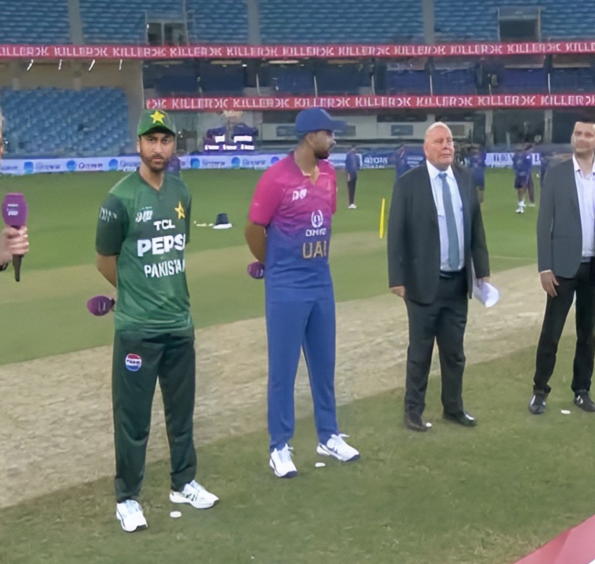 Aniket_Rwt0's tweet image. Andy Pycroft — the man, the myth, the legend standing at the toss 😂Aukaat chaiye boycott karne ki 🤡
karawa li 🤡😂
#PAKvsUAE #PakistanCricket #AndyPycroft