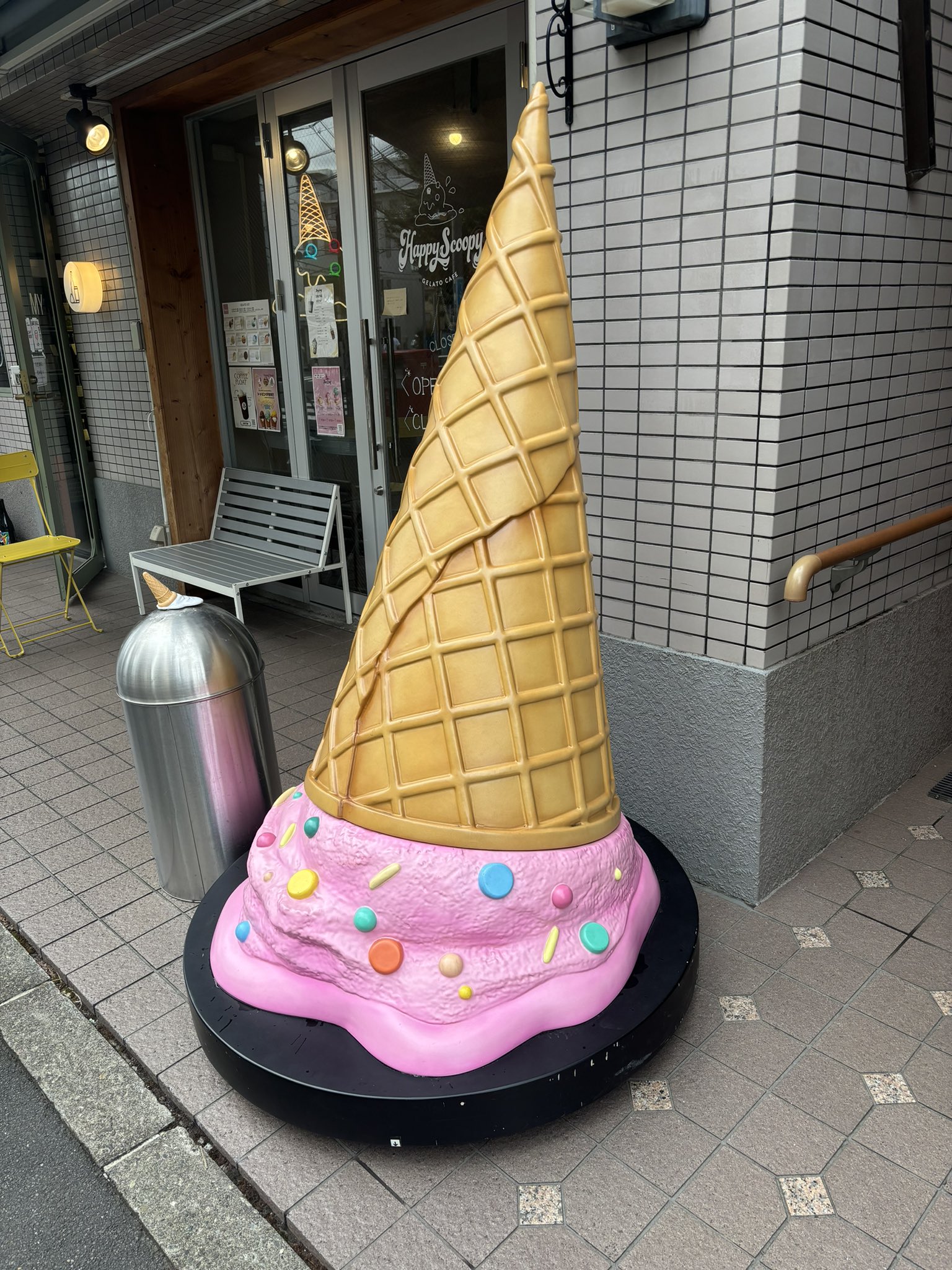巨大アイスクリーム ポーランドで食べたこの巨大なアイスクリーム🍦 : r/oddlysatisfying
