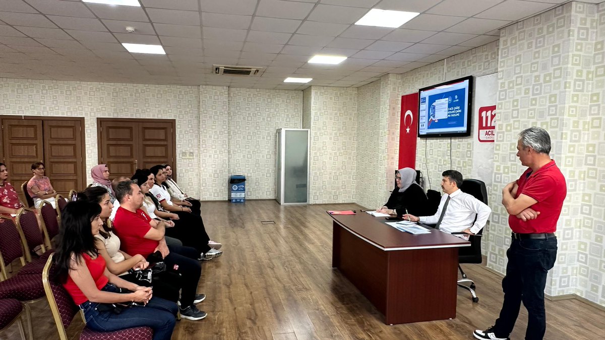 Mersin112acm's tweet image. 📌Hizmet İçi Eğitim &amp;amp; Değerlendirme Toplantısı
Müdürümüz Sayın Ebubekir KARAHAN başkanlığında, Müdürlüğümüz çağrı karşılama personeliyle değerlendirme toplantısı yapıldı.
Akabinde, toplantıya katılan personele Harita ve ELS (Hassas Konum) Kullanımı eğitimi verildi.
@112teknumara