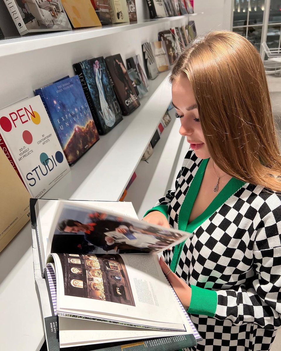 LyndsayOrsino's tweet image. Surrounded by inspiration. 📚✨ A wall full of creativity and stories, ready to dive into. Which one would you pick first? #BookLovers #InspirationEverywhere #DesignAndArt