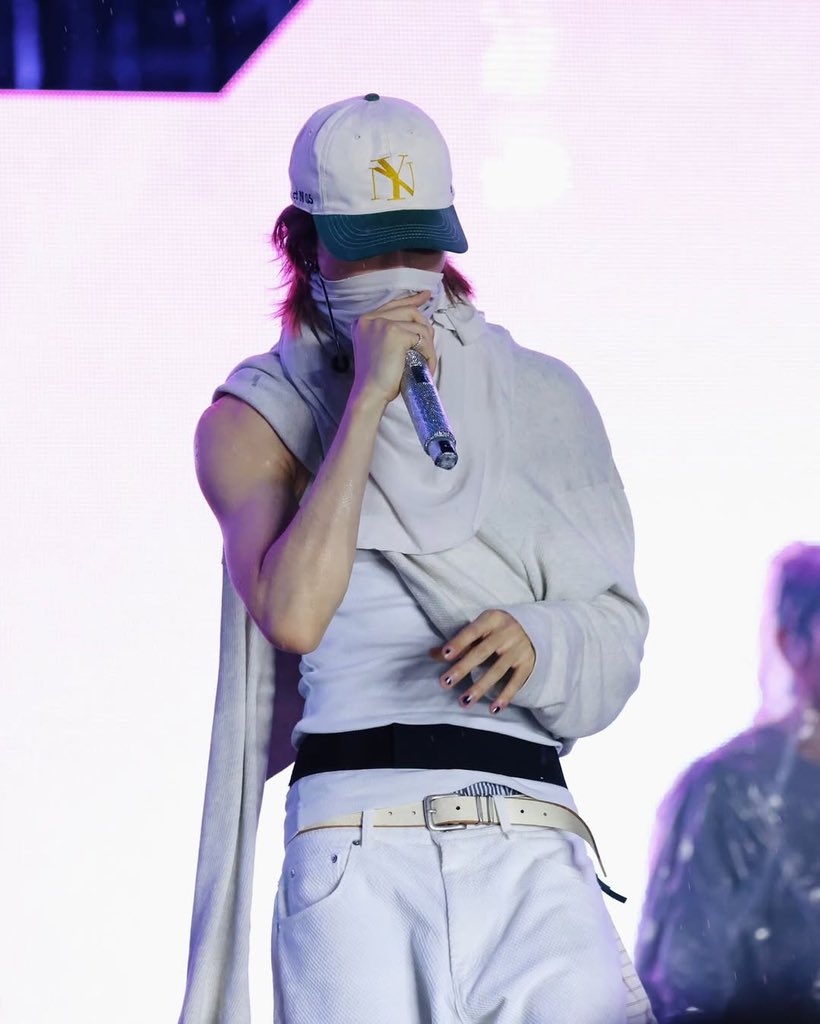 The silky hair in each and every picture?? Dayum🧎‍♀️