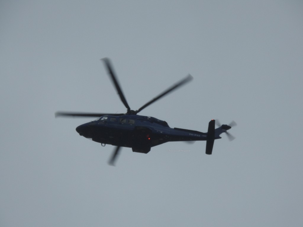 Politiehelikopter en agenten in actie bij Kieftveen, Voorthuizen