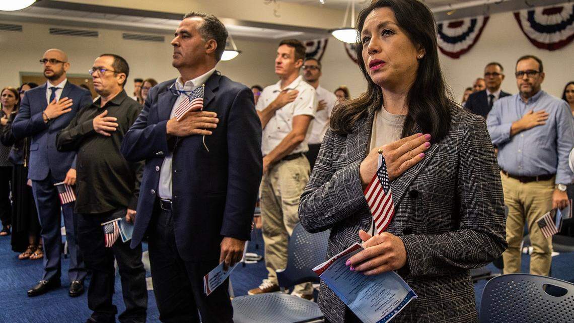 el Nuevo Herald (@elnuevoherald) on Twitter photo Ser ciudadano americano será más difícil: así es el nuevo examen que pone a prueba a inmigrantes
elnuevoherald.com/noticias/acces…
<a href="/DanielShoerRoth/">Daniel Shoer Roth</a> Ser ciudadano americano será más difícil: así es el nuevo examen que pone a prueba a inmigrantes
elnuevoherald.com/noticias/acces…
<a href="/DanielShoerRoth/">Daniel Shoer Roth</a>