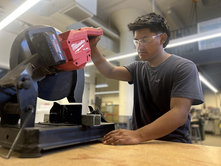 UIC Mechanical and Industrial Engineering (@mie_uic) on Twitter photo UIC's College of Engineering provides first-year and transfer students the opportunity to get a leg up on the competition with the Guaranteed Paid Internship Program. 
mie.uic.edu/news-stories/g…
#UIC #Engineering #Chicago UIC's College of Engineering provides first-year and transfer students the opportunity to get a leg up on the competition with the Guaranteed Paid Internship Program. 
mie.uic.edu/news-stories/g…
#UIC #Engineering #Chicago