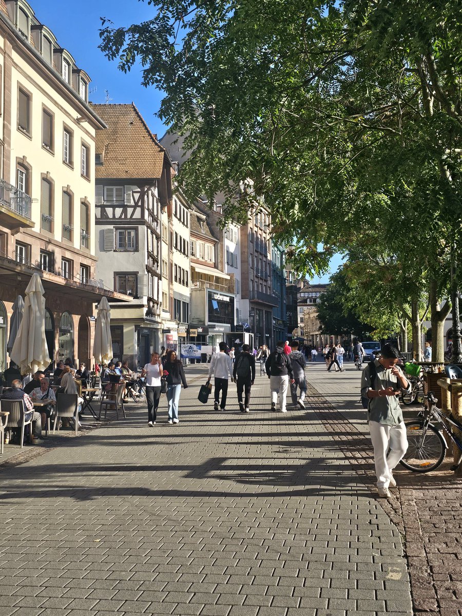 laa_jesus's tweet image. Hoy ha tocado trabajar, reir, compartir, ver antiguos compañeros, y todo eso en una ciudad para mi desconocida, pero que merece la pena recorrer y conocer. Bella y diferente #Estrasburgo Me encanta mi trabajo y lo que hago. #OrgullosodeserSoldado