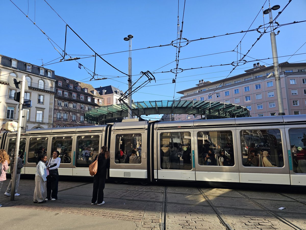 laa_jesus's tweet image. Hoy ha tocado trabajar, reir, compartir, ver antiguos compañeros, y todo eso en una ciudad para mi desconocida, pero que merece la pena recorrer y conocer. Bella y diferente #Estrasburgo Me encanta mi trabajo y lo que hago. #OrgullosodeserSoldado